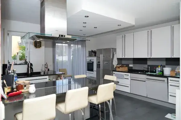 Küchenbereich mit Kochinsel 