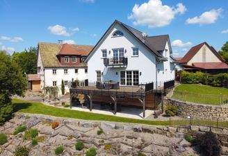 Einfamilienhaus und altes Schulhaus