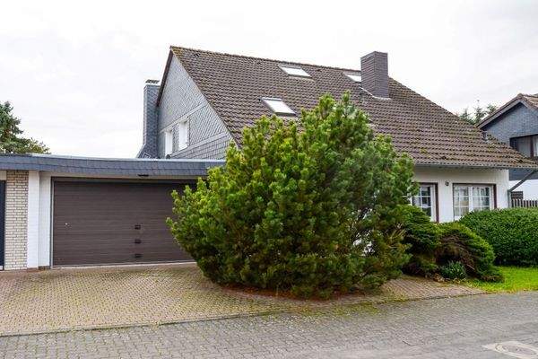 Frontansicht mit Doppelgarage