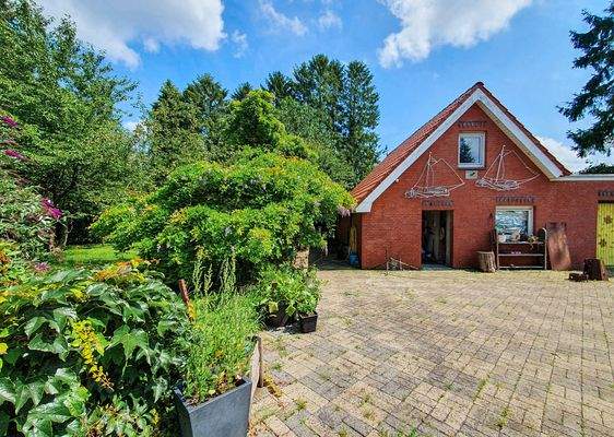 Nebengebäude mit Carport
