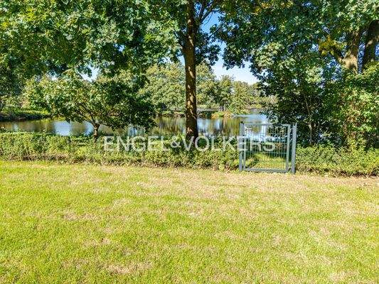 Diese kleine Pforte trennt Sie vom Hahnentanger-See