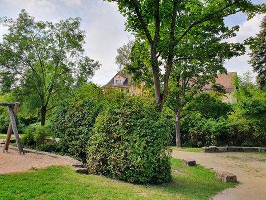 hübsche Parkanlage vor dem Haus