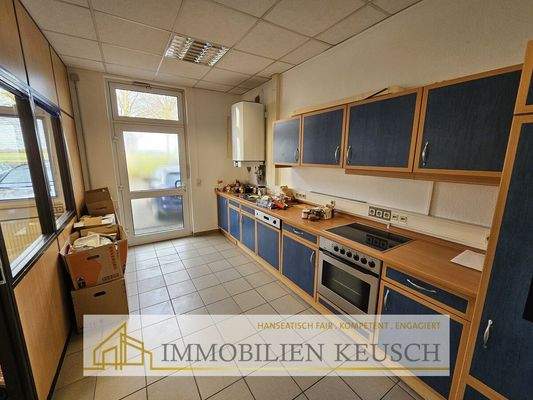 Große Küche mit separatem Eingang