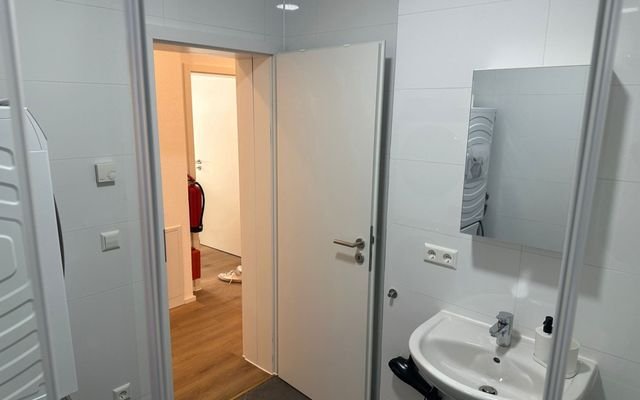 WG Zimmer Stuttgart Obertürkheim Zimmer 1 bei urbanbnb  Bad.jpeg