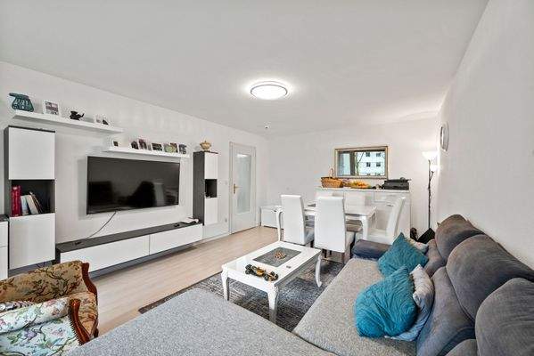 lichterfülltes Wohnzimmer 2 von 2.jpg