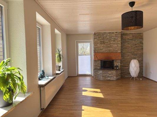 sonniger Wohnbereich mit Kamin in Whg. 4