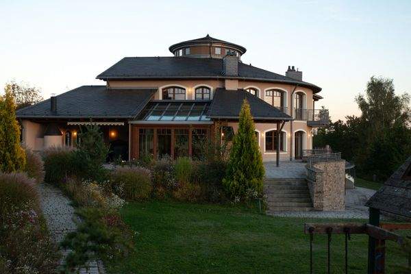 Villaansicht vom privaten Spielplatz