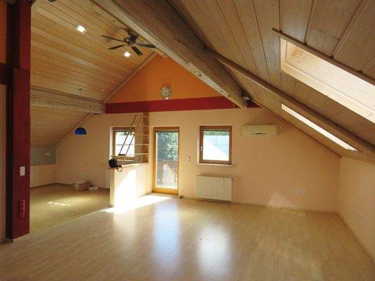 Wohnzimmer mit Ausgang auf den Ostbalkon    