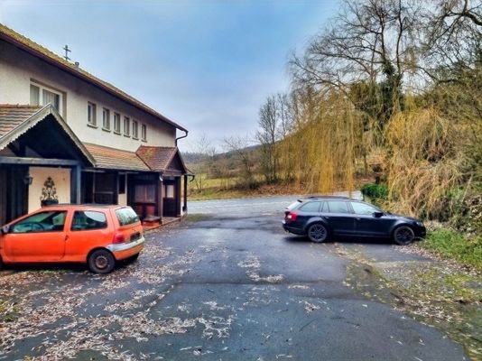 Befestigter Hof mit Stellplätzen