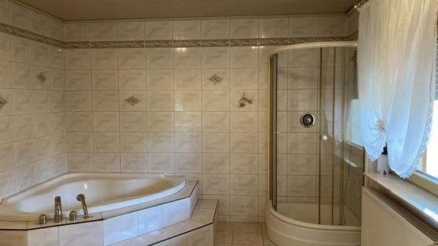 Bad mit Dusche und Wanne