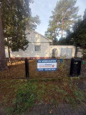 Straßenansicht mit Schild.jpg