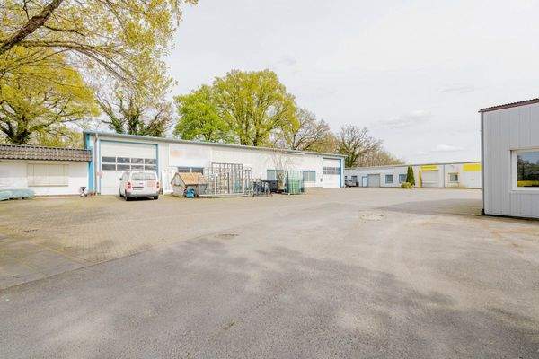 Zufahrt zu den Gebäuden