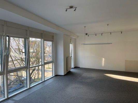 Große Fensterfront zum Stadtkern