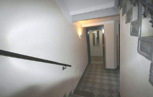 Treppenhaus mit Fahrstuhl