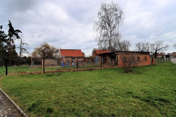 Blick von Straße auf Grdst. li