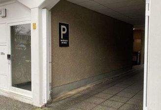 Einfahrt mit Tor und Schranke