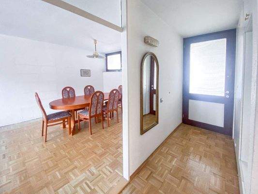 Eingang und Wohnzimmer