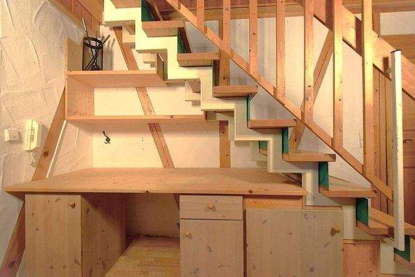 1.OG: Treppenaufgang zum 2.OG, Stauraum unter der 