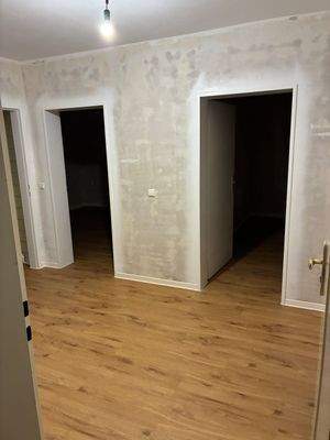 Blick in den Flur. Neuer Vinyl in braun. Wände tapezierfähig. Decken Weiß.