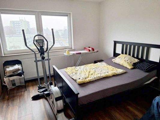 geräumiges Schlafzimmer