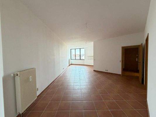 Leerer Raum mit Fliesenboden