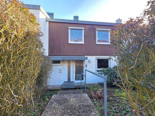 Hauseingangsbereich mit kleinem Vorgarten