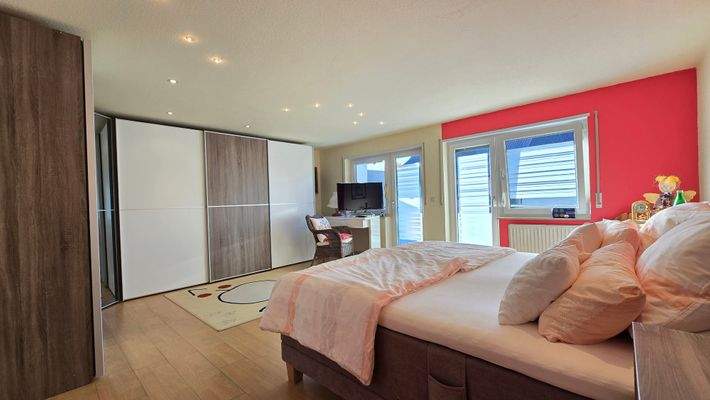 Mit Zugang zum Balkon