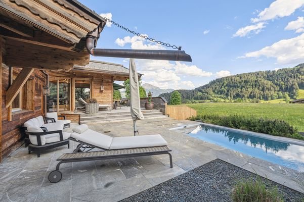 Die Sonnenterrasse mit Pool und Blick auf das Kitzbüheler Horn