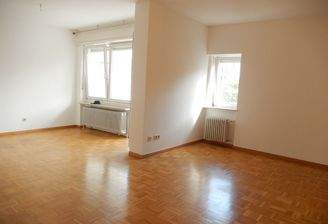 Wohnzimmer mit Ausgang zum Balkon