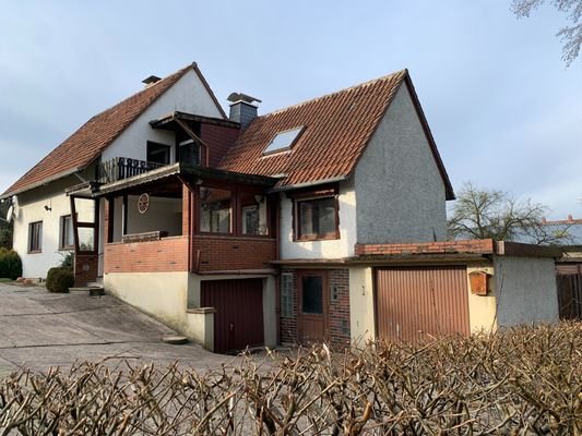 Seitlicher Blick auf die Garagen