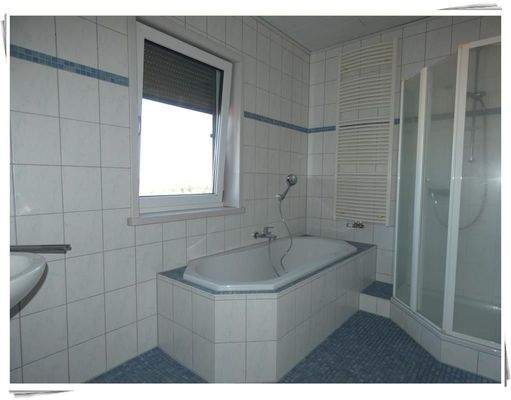 Bad mit Wanne und Dusche