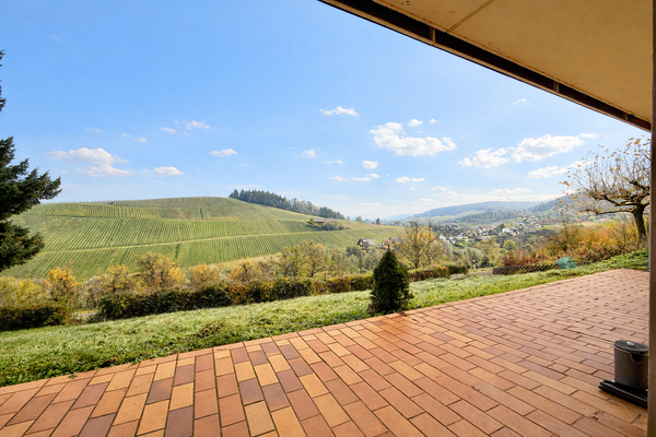 Terrasse: Blick auf Berge