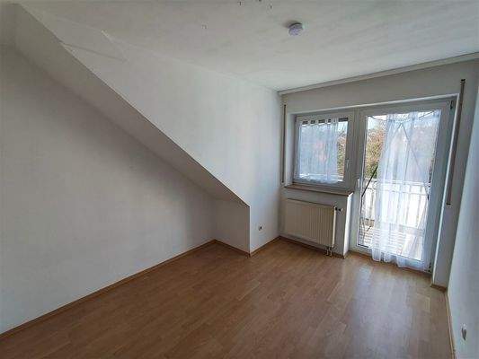 Kinderzimmer mit Zugang zum Balkon