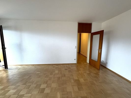 Wohn- und Essbereich zum Flur