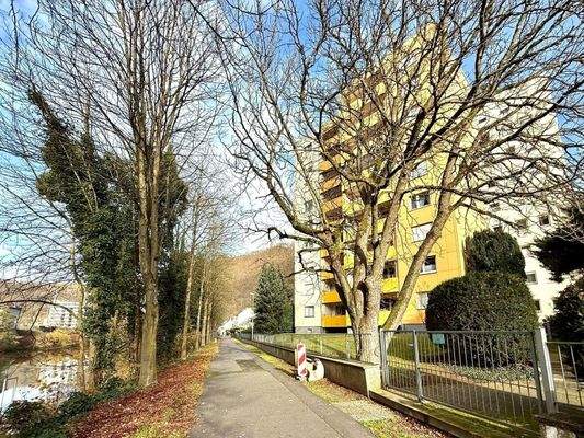 Rückansicht mit Weg