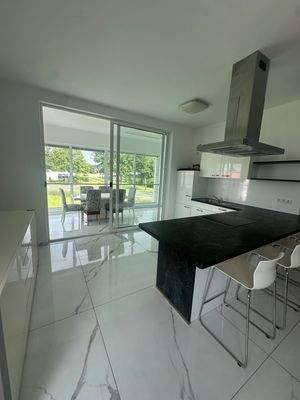 Moderne Küche mit Essbereich