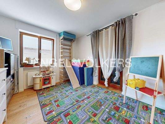 Spieleparadies für Kinder mit Ausgang zur Terrasse (im Grundriss das Elternschlafzimmer)