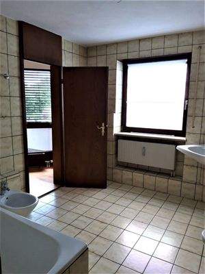 Bad mit neuem Bidet und  Armaturen.jpg