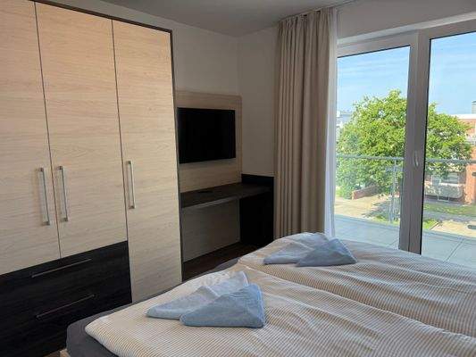 Schlafzimmer mit Zugang zum weiteren Balkon