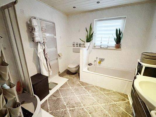 Tageslichtbad mit Wanne und Dusche.JPG