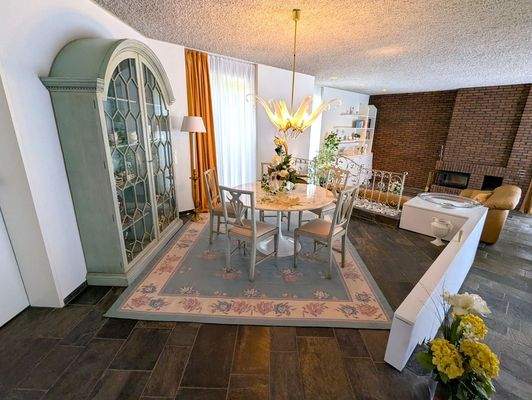 Der Essbereich im eleganten Wohnimmer