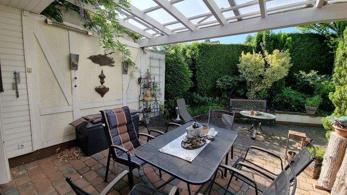 EG_überdachte Terrasse mit Zugang vom Wohnzimmer