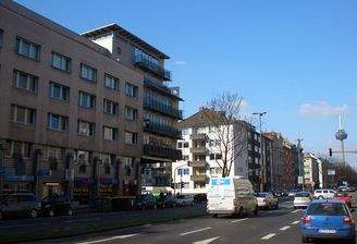 Ein-/Ausfahrt zw. Fitness-Studio u. KFZ-Werkstatt