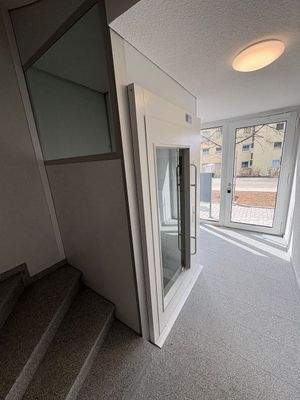 Eingangsbereich mit Personenlift