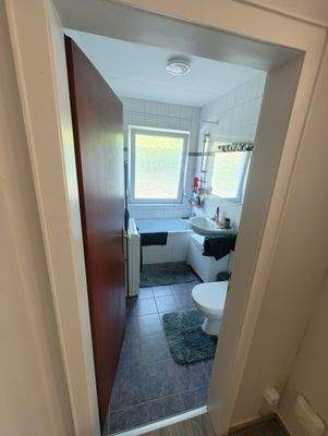 Helles Badezimmer mit Wanne