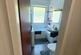 Helles Badezimmer mit Wanne