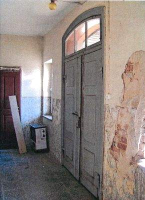 vorderer Flur mit historischer Haupteingangstür.jpeg