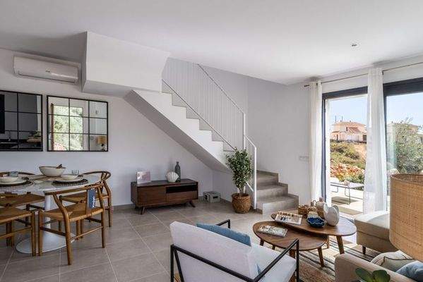 Wohnbereich mit Zugang zur Terrasse