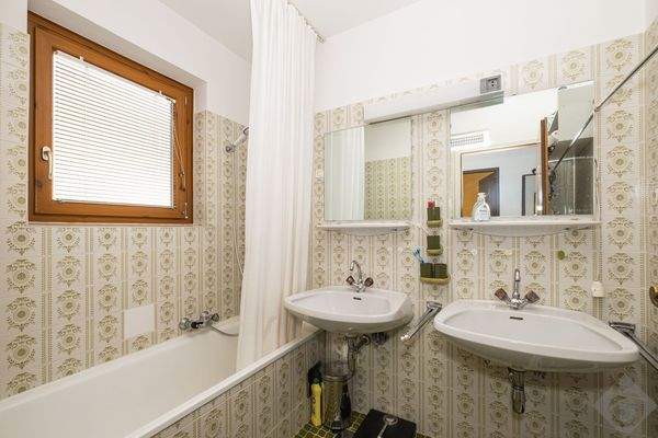 Badezimmer mit Fenster und Wanne