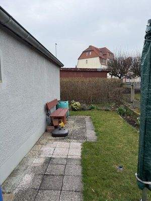 Garten hinter Garage